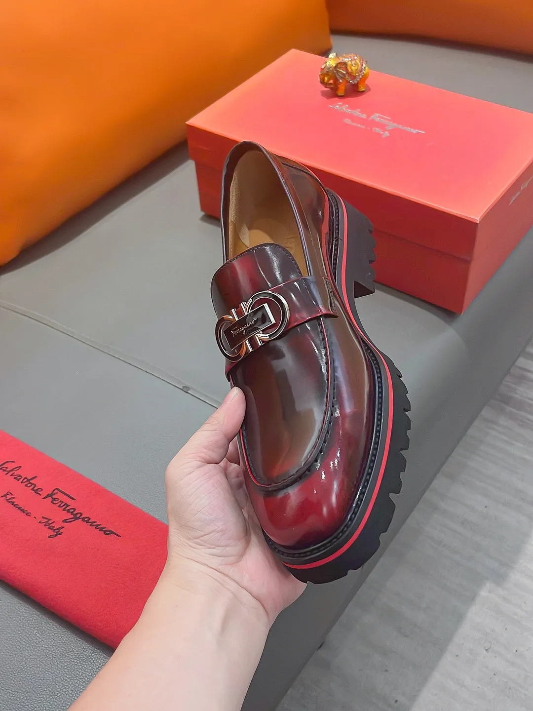 Men's shoes FERRAGAMO "Ferragamo" P540 Regular size: 39-44 (38, 45, 46, 47 customized) (suit shoes) Product materials: Selected first-layer cowhide upper, imported sheepskin lining; original outsole.